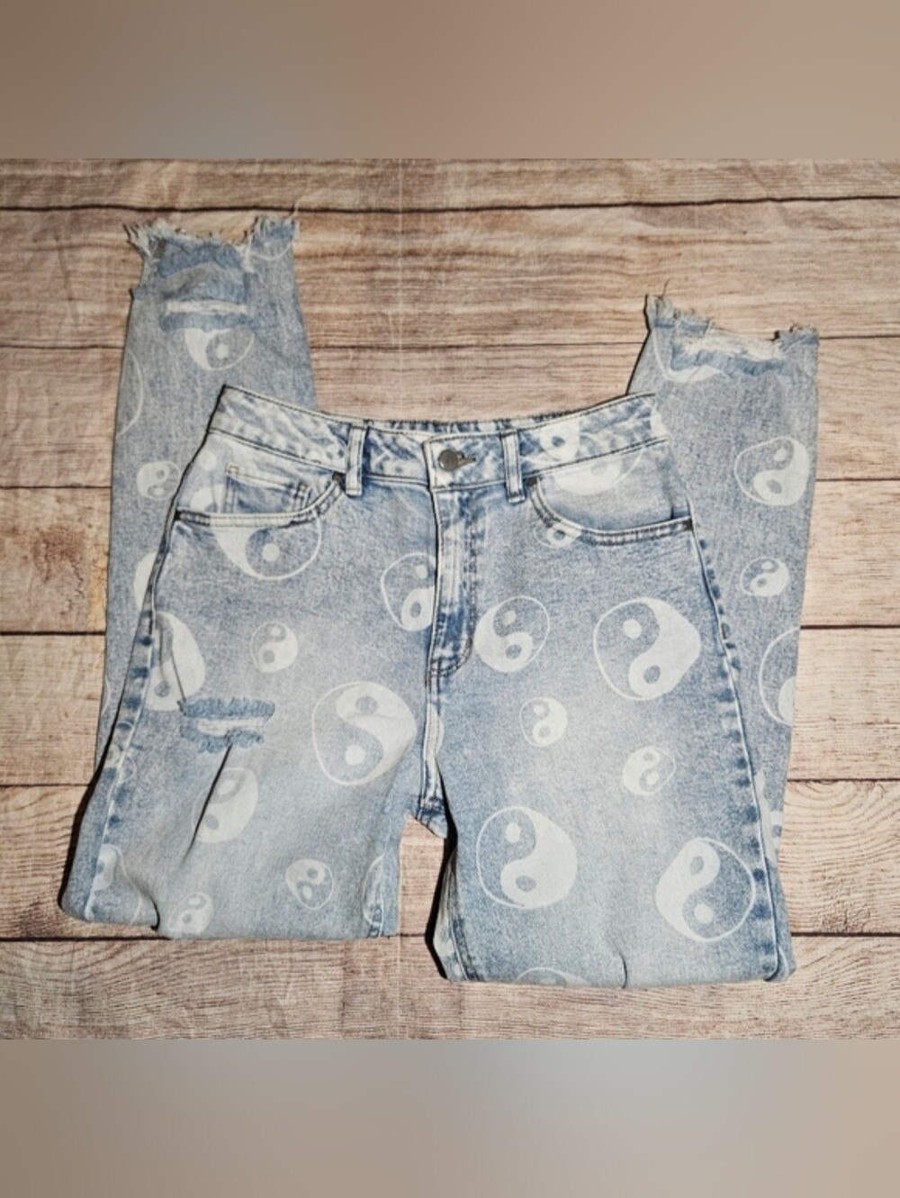 Tinseltown Distressed Ying-Yang Print Mom Jean's